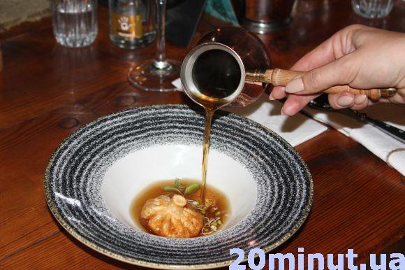 Новини Тернополя - фото з Десерт з ефектом дракона, консоме та власний шовдар. Чим дивував учасник проекту "13 шефів" Десерт з ефектом дракона, консоме та власний шовдар. Чим дивував учасник проекту "13 шефів", фото №4 на сайті 20minut.ua