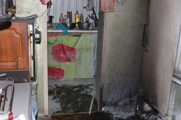 Новини Хмельницького - фото з 6 рятівників на 2 автомобілях гасили пожежу на хмельницькому речовому ринку 6 рятівників на 2 автомобілях гасили пожежу на хмельницькому речовому ринку, фото №1 на сайті vsim.ua