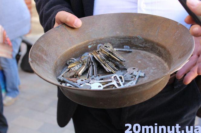 Новини Тернополя - фото з Тернополяни зі старими ключами прийшли на відкриття вулиці Чорновола Тернополяни зі старими ключами прийшли на відкриття вулиці Чорновола, фото №1 на сайті 20minut.ua