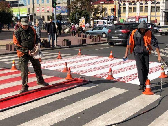 Новини Хмельницького - фото з Фото дня: в центрі Хмельницького намалювали вишиванкову "зебру" Фото дня: в центрі Хмельницького намалювали вишиванкову "зебру", фото №1 на сайті vsim.ua