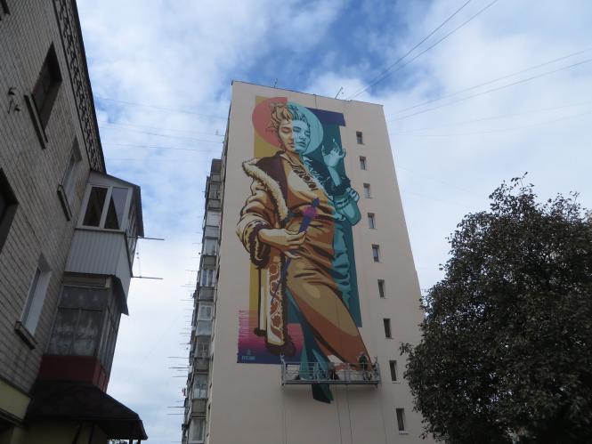 На дев'ятиповерхівці у центрі Хмельницького з’явився новий мурал, фото №1 на сайті vsim.ua