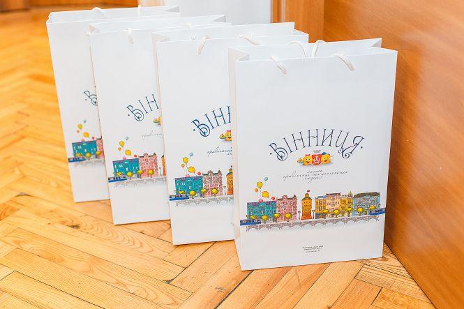 Новини Вінниці - фото з На День міста першою народилася дівчинка. Вона і ще 12 малюків отримали подарунки На День міста першою народилася дівчинка. Вона і ще 12 малюків отримали подарунки, фото №3 на сайті 20minut.ua