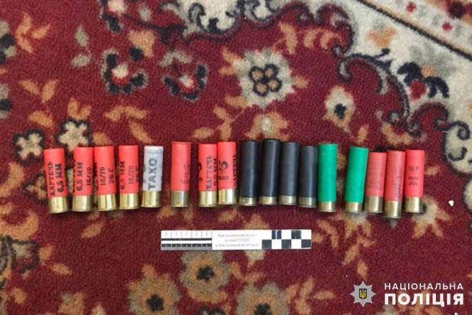 Новини Хмельницького - фото з Набої, порох та рушниці: у Хмельницькому чоловік зберігав вдома міні арсенал зброї Набої, порох та рушниці: у Хмельницькому чоловік зберігав вдома міні арсенал зброї, фото №1 на сайті vsim.ua