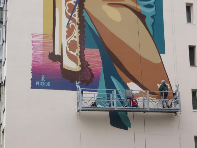 На дев'ятиповерхівці у центрі Хмельницького з’явився новий мурал, фото №2 на сайті vsim.ua