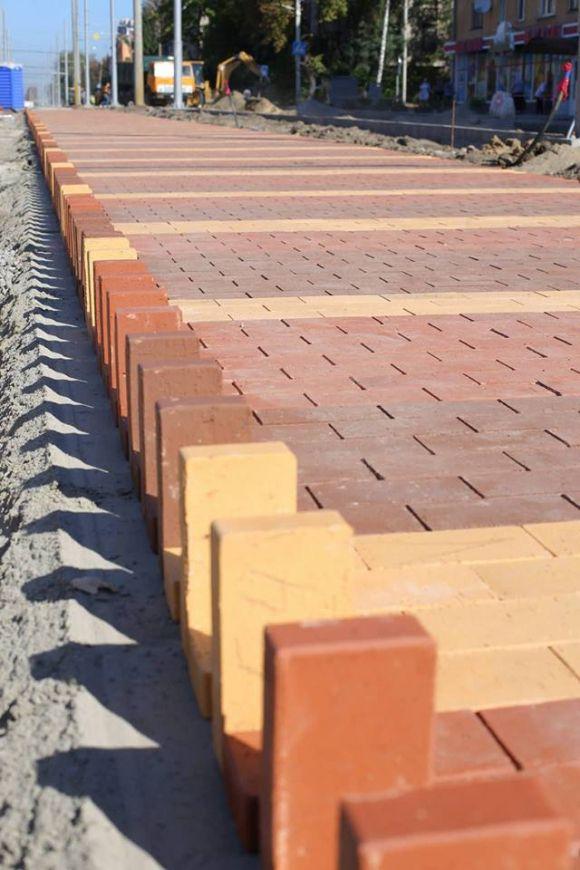 Новини Вінниці - фото з На Замостянській почали викладати плитку на пішохідній алеї На Замостянській почали викладати плитку на пішохідній алеї, фото №1 на сайті 20minut.ua