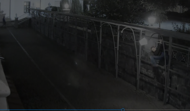 Новини Вінниці - фото з Нічні селфі: п’яні чоловіки вирвали «з м’ясом» ліхтарі біля Кобзаря (ВІДЕО) Нічні селфі: п’яні чоловіки вирвали «з м’ясом» ліхтарі біля Кобзаря (ВІДЕО), фото №1 на сайті 20minut.ua