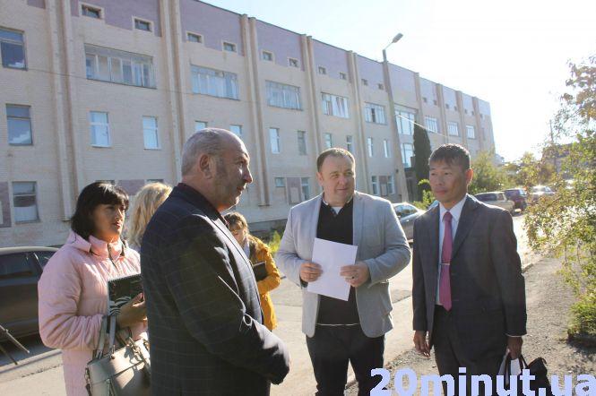 В міській лікарні Кам'янця  японці перевірили, як використовують закуплене ними обладнання, фото №3 на сайті 20minut.ua