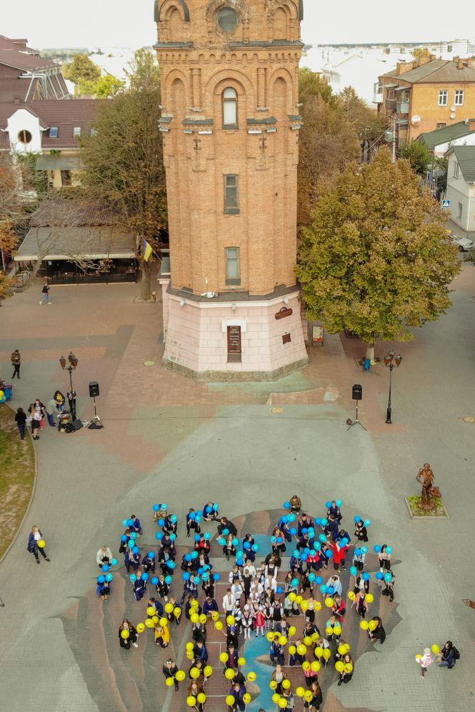 Вінничани створили велике серце, аби привернути увагу до дітей-сиріт, фото №1 на сайті 20minut.ua
