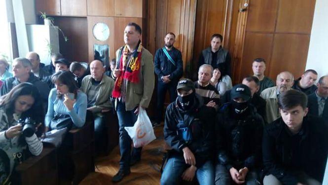 Новини Житомира - фото з Без бійки не обійшлося: житомирський суд продовжив домашній арешт журналісту Муравицькому Без бійки не обійшлося: житомирський суд продовжив домашній арешт журналісту Муравицькому, фото №1 на сайті 20minut.ua