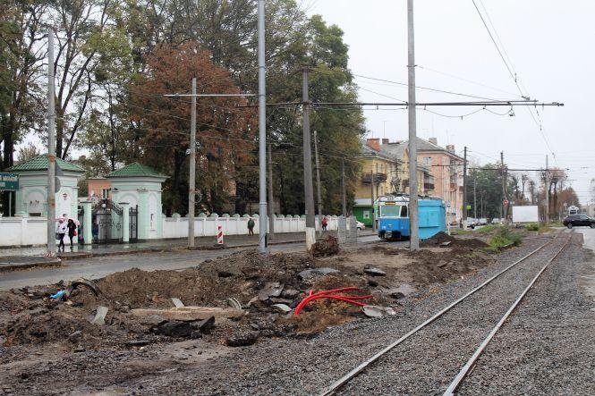 Новини Вінниці - фото з Реверс трамваїв та нові котловани. Ремонт Замостянської триває навіть у дощ Реверс трамваїв та нові котловани. Ремонт Замостянської триває навіть у дощ, фото №10 на сайті 20minut.ua