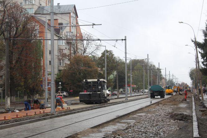 Новини Вінниці - фото з Реверс трамваїв та нові котловани. Ремонт Замостянської триває навіть у дощ Реверс трамваїв та нові котловани. Ремонт Замостянської триває навіть у дощ, фото №9 на сайті 20minut.ua