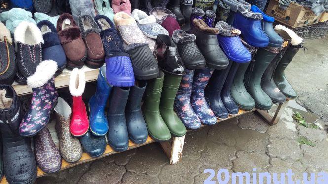 Новини Тернополя - фото з У дощову погоду врятують гумові чоботи: ціни на тернопільському ринку У дощову погоду врятують гумові чоботи: ціни на тернопільському ринку, фото №3 на сайті 20minut.ua
