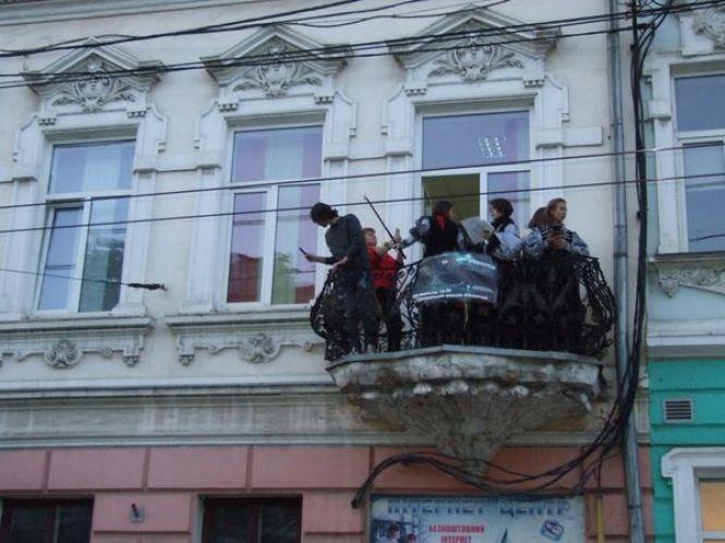 Новини Тернополя - фото з Тернополян ловили вудками з балкона і лякали привидами Тернополян ловили вудками з балкона і лякали привидами, фото №1 на сайті 20minut.ua