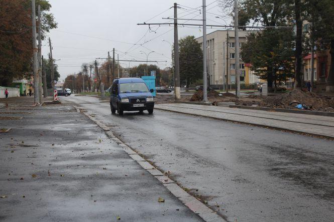 Новини Вінниці - фото з Реверс трамваїв та нові котловани. Ремонт Замостянської триває навіть у дощ Реверс трамваїв та нові котловани. Ремонт Замостянської триває навіть у дощ, фото №3 на сайті 20minut.ua