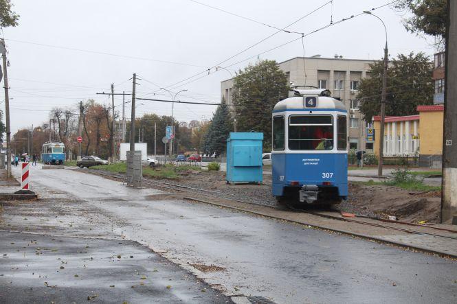 Новини Вінниці - фото з Реверс трамваїв та нові котловани. Ремонт Замостянської триває навіть у дощ Реверс трамваїв та нові котловани. Ремонт Замостянської триває навіть у дощ, фото №11 на сайті 20minut.ua