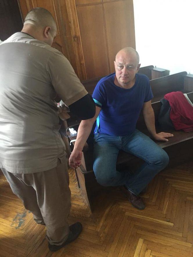 Новини Житомира - фото з Без бійки не обійшлося: житомирський суд продовжив домашній арешт журналісту Муравицькому Без бійки не обійшлося: житомирський суд продовжив домашній арешт журналісту Муравицькому, фото №2 на сайті 20minut.ua