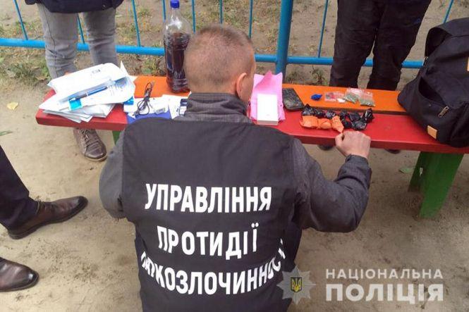 У Хмельницькому спіймали 30-річного чоловіка, який продавав наркотики через Telegram, фото №3 на сайті vsim.ua