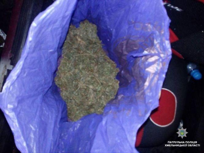 Пакет з наркотиками знайшли патрульні у хмельничан, які вирішили "покурити" просто в авто, фото №1 на сайті vsim.ua