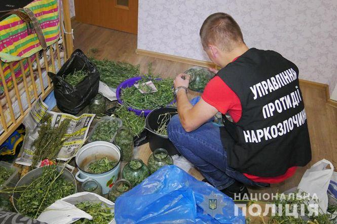 У Хмельницькому спіймали 30-річного чоловіка, який продавав наркотики через Telegram, фото №2 на сайті vsim.ua