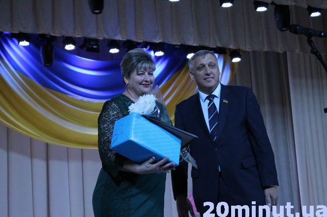 Новини Кам'янця-Подільського - фото з Вчителів Кам’янця привітали з професійним святом Вчителів Кам’янця привітали з професійним святом, фото №2 на сайті 20minut.ua