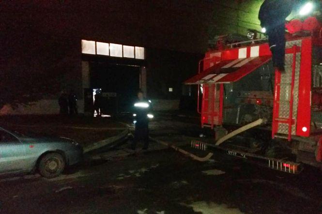 Нічна пожежа на Кам’янецькому заводі, фото №2 на сайті 20minut.ua