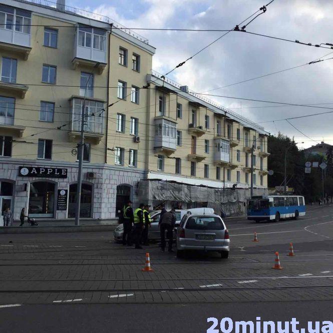 Біля Універмагу не розминулися дві іномарки. Одну тягнули «всім миром», фото №2 на сайті 20minut.ua