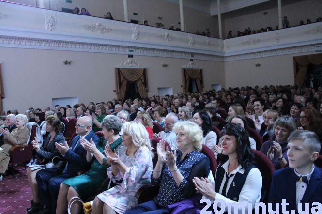 Новини Кам'янця-Подільського - фото з Вчителів Кам’янця привітали з професійним святом Вчителів Кам’янця привітали з професійним святом, фото №1 на сайті 20minut.ua