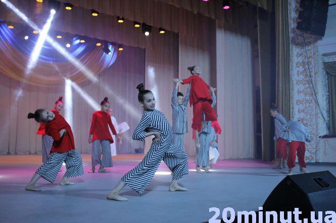 Новини Кам'янця-Подільського - фото з Вчителів Кам’янця привітали з професійним святом Вчителів Кам’янця привітали з професійним святом, фото №9 на сайті 20minut.ua