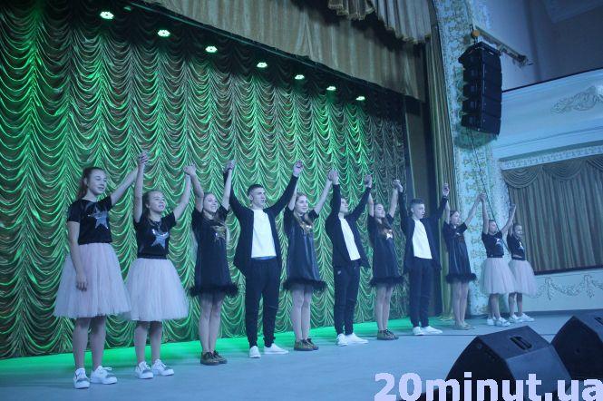 Новини Кам'янця-Подільського - фото з Вчителів Кам’янця привітали з професійним святом Вчителів Кам’янця привітали з професійним святом, фото №12 на сайті 20minut.ua