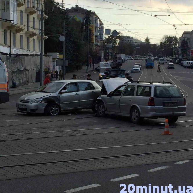 Біля Універмагу не розминулися дві іномарки. Одну тягнули «всім миром», фото №3 на сайті 20minut.ua