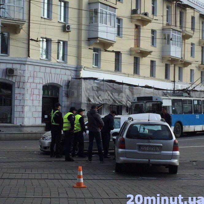 Біля Універмагу не розминулися дві іномарки. Одну тягнули «всім миром», фото №1 на сайті 20minut.ua