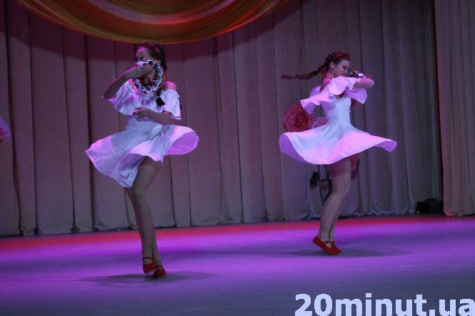 Новини Кам'янця-Подільського - фото з Вчителів Кам’янця привітали з професійним святом Вчителів Кам’янця привітали з професійним святом, фото №8 на сайті 20minut.ua