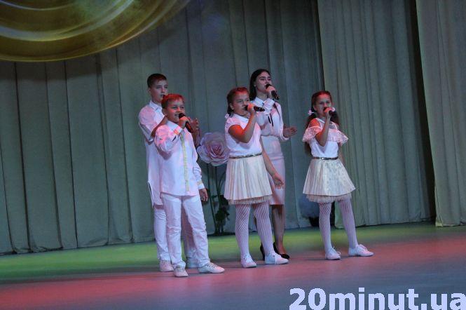 Новини Кам'янця-Подільського - фото з Вчителів Кам’янця привітали з професійним святом Вчителів Кам’янця привітали з професійним святом, фото №10 на сайті 20minut.ua