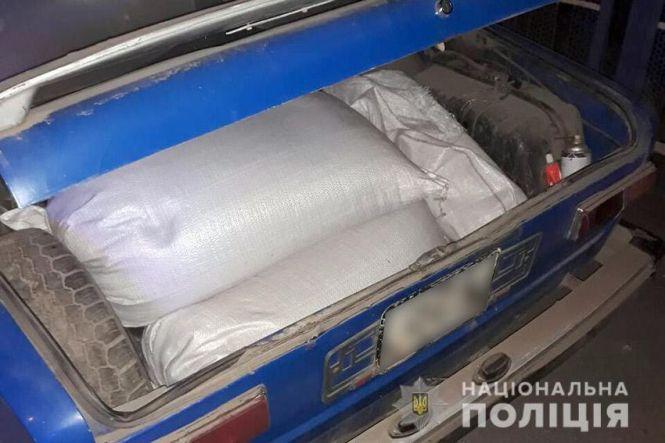 Новини Хмельницького - фото з У Теофіпольському районі чоловік посеред ночі вкрав із поля майже 700 кілограмів соняшникового насіння У Теофіпольському районі чоловік посеред ночі вкрав із поля майже 700 кілограмів соняшникового насіння, фото №1 на сайті vsim.ua