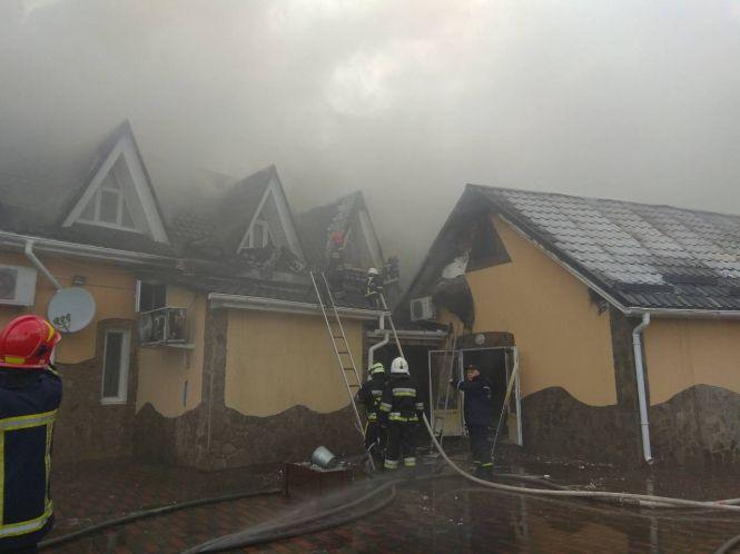 20 пожежників на 6 машинах гасили кафе у Славутському районі, фото №2 на сайті vsim.ua