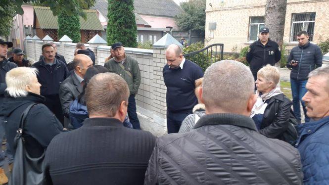 Протест під поліцією у Хмільнику: все через пограбування мами загиблого спецназівця і вандалізм, фото №1 на сайті 20minut.ua