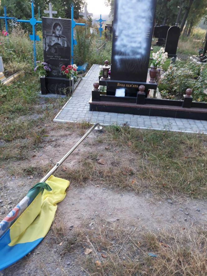 Протест під поліцією у Хмільнику: все через пограбування мами загиблого спецназівця і вандалізм, фото №2 на сайті 20minut.ua