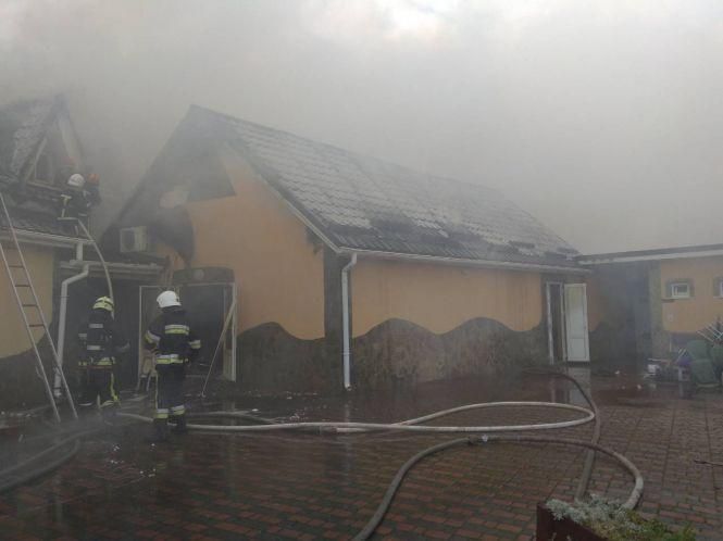 20 пожежників на 6 машинах гасили кафе у Славутському районі, фото №1 на сайті vsim.ua