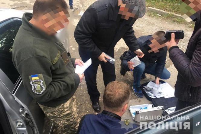 На Хмельниччині поліція затримала на хабарі комісара, фото №2 на сайті 20minut.ua