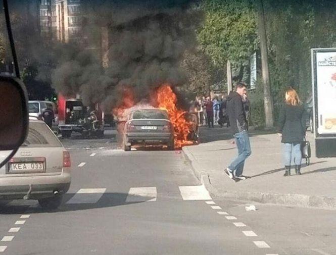 Новини Хмельницького - фото з На Свободи горів "Mercedes" (ФОТО і ВІДЕО) На Свободи горів "Mercedes" (ФОТО і ВІДЕО), фото №1 на сайті vsim.ua