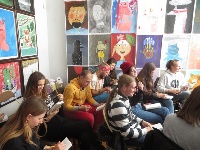 Новини Хмельницького - фото з У художньому музеї показали, як створювати шедеври акрилом У художньому музеї показали, як створювати шедеври акрилом, фото №2 на сайті vsim.ua