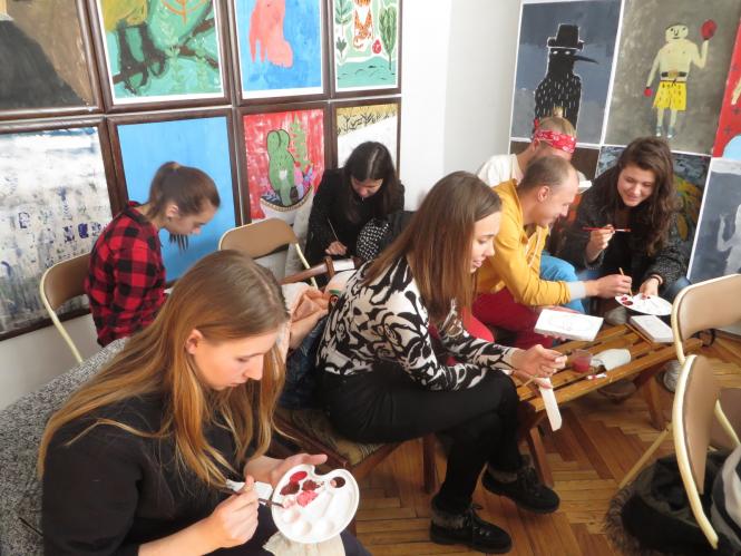 Новини Хмельницького - фото з У художньому музеї показали, як створювати шедеври акрилом У художньому музеї показали, як створювати шедеври акрилом, фото №6 на сайті vsim.ua