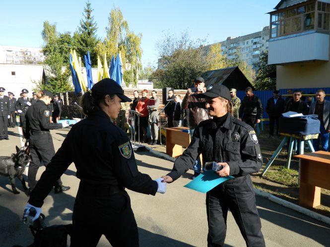 Новини Житомира - фото з На вірність українському народу присягнуло 22 поліцейських-кінолога. ФОТО На вірність українському народу присягнуло 22 поліцейських-кінолога. ФОТО, фото №2 на сайті 20minut.ua