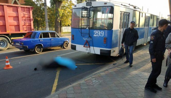 Смертельна ДТП на Немирівському шосе. Від удару тіло загиблого залетіло під тролейбус, фото №1 на сайті 20minut.ua