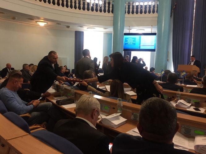 Новини Вінниці - фото з Сесія облради: «Брехун», Почекун, цьомки-бомки та 900 грамів макулатури Сесія облради: «Брехун», Почекун, цьомки-бомки та 900 грамів макулатури, фото №2 на сайті 20minut.ua