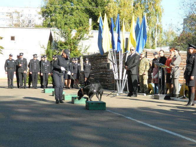 Новини Житомира - фото з На вірність українському народу присягнуло 22 поліцейських-кінолога. ФОТО На вірність українському народу присягнуло 22 поліцейських-кінолога. ФОТО, фото №5 на сайті 20minut.ua