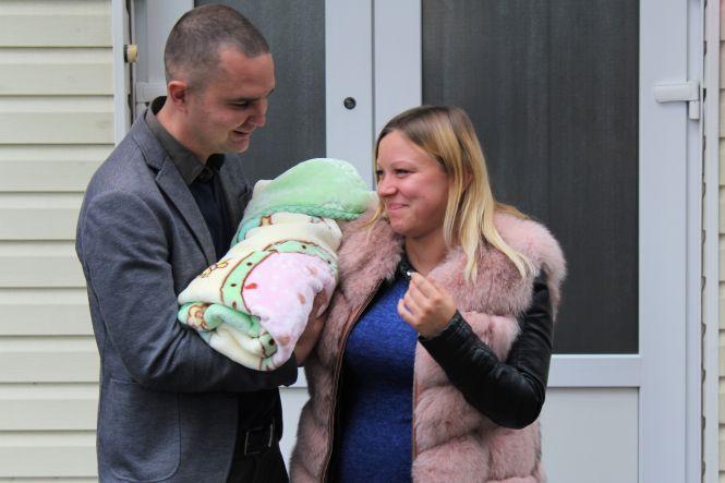 Новини Вінниці - фото з Помпезна виписка з пологового:  Bentley, БТР та величезні букети квітів Помпезна виписка з пологового:  Bentley, БТР та величезні букети квітів, фото №5 на сайті 20minut.ua