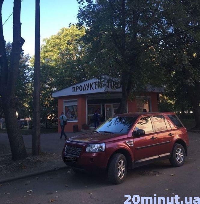 Новини Тернополя - фото з "Депутат облради пообрізав дерева, що росли 30 років, щоб бачити з вікна свій Range Rover", - каже тернополянин (оновлене) "Депутат облради пообрізав дерева, що росли 30 років, щоб бачити з вікна свій Range Rover", - каже тернополянин (оновлене), фото №1 на сайті 20minut.ua