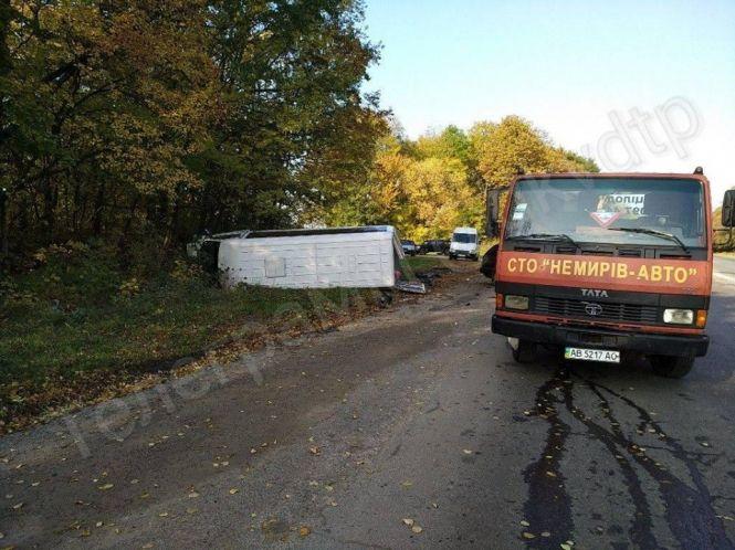 Під Немировом зіткнулись Volkswagen та повний пасажирів мікроавтобус Mercedes, фото №1 на сайті 20minut.ua