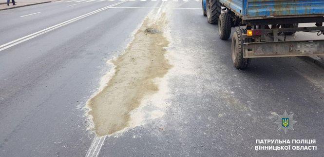 Новини Вінниці - фото з На Київській вантажівка розілляла бетон. На водія склали постанову На Київській вантажівка розілляла бетон. На водія склали постанову, фото №1 на сайті 20minut.ua